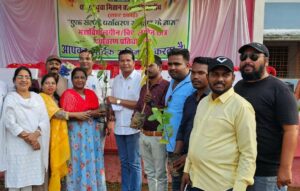 पौधा रोपण प्रतियोगिता के तहत शिक्षकों को पौधा वितरण करते