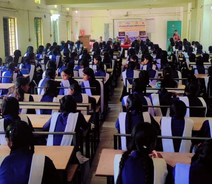 प्रशिक्षण लेते छात्राएं